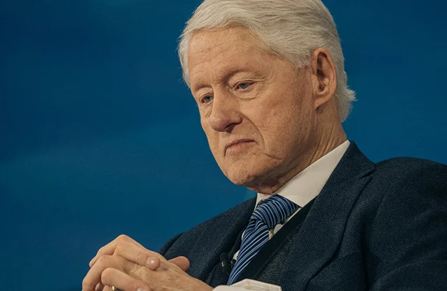 Bill Clinton es captado dormitando en plena inauguración de la biblioteca pública de Barack Obama