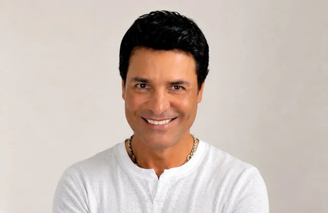 Chayanne pide las fotos familiares y revive el chiste de internet: “todos somos sus hijos”