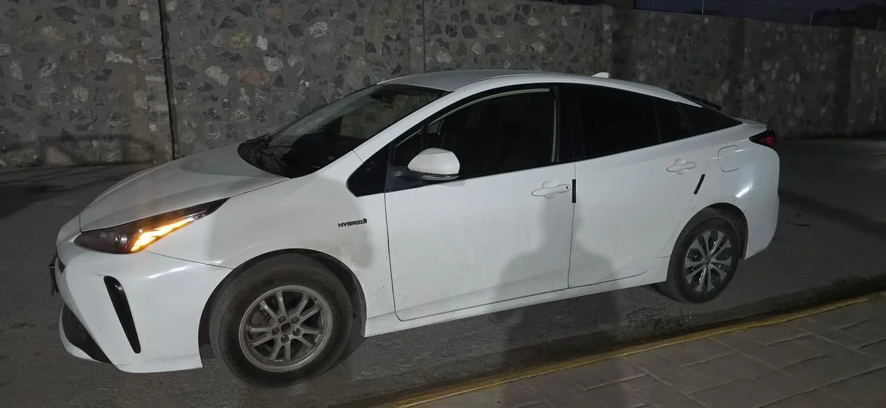 Policía recupera vehículo con reporte de robo en estacionamiento de centro comercial en Torreón