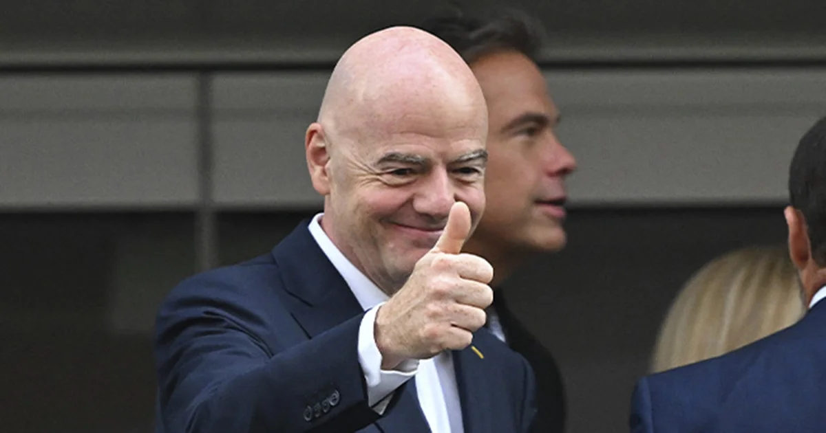 En apenas 10 días de competencia, el Presidente de la FIFA a volado entre los tres países para asistir a 17 juegos