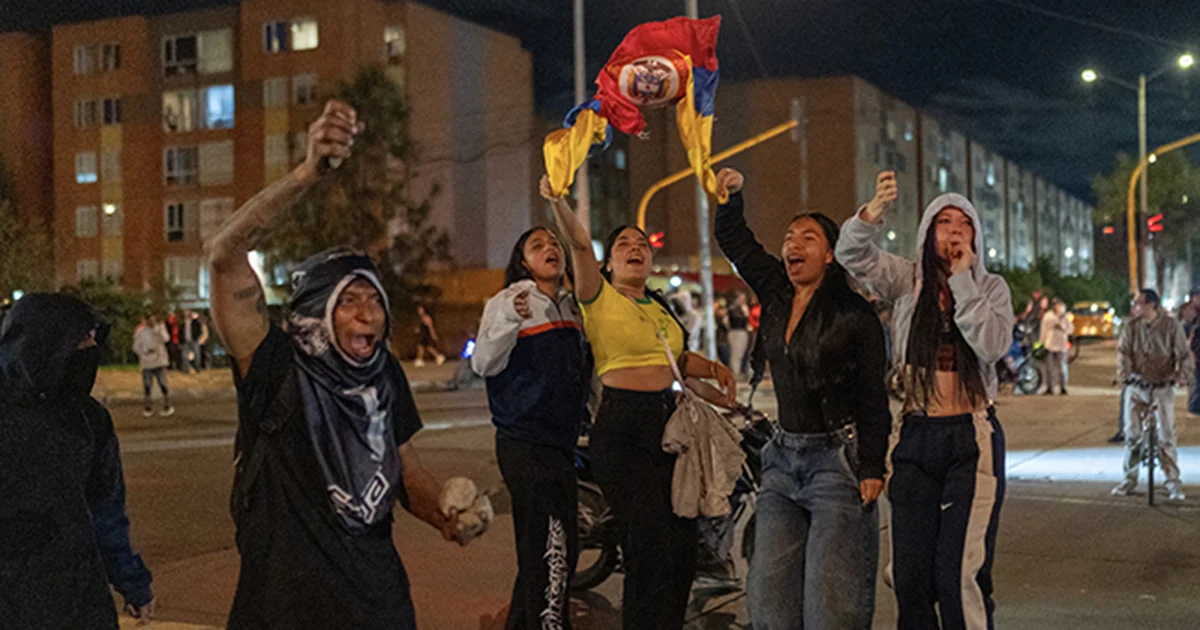 Bogotá y Cali fueron epicentros de serios incidentes, donde manifestantes quemaron llantas, banderas de los Estados Unidos e instalaron barricadas