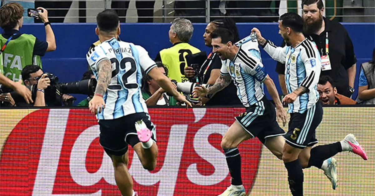 Pese a haber fallado un penal, Messi anotó un doblete a los 38 y a los 90+5, haciendo vibrar al Dallas Stadium de Texas