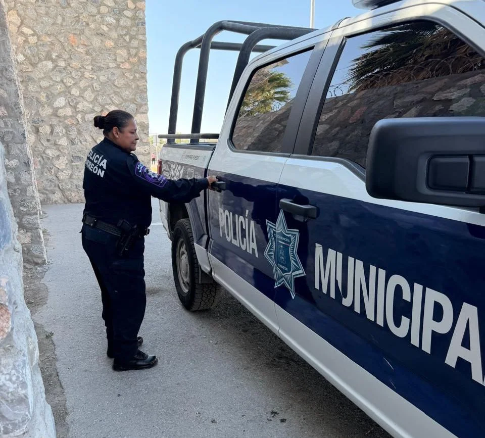 Policía de Torreón resguarda a adolescente de Saltillo y lo reúne con su familia