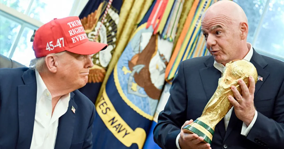 Rompiendo con el protocolo reciente de la FIFA, el trofeo será entregado conjuntamente al capitán del equipo ganador por Trump e Infantino.