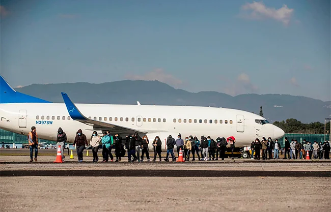 Un tribunal anuló el bloqueo a deportaciones express; migrantes podrán ser expulsados sin juez, salvo que prueben más de dos años de residencia.