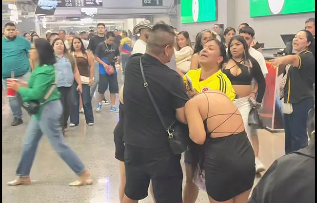 Pelean mujeres en concierto de Jorge Celedón en la Arena Monterrey