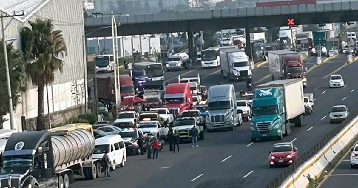 Transportistas se movilizaron a diversas casetas de la CDMX, como parte de un paro nacional para exigir solución a sus demandas