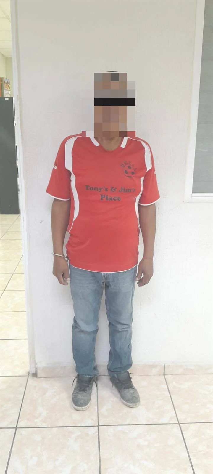 Golpea a hombre que ingresó a su domicilio sin permiso y es detenido por la policía en Torreón