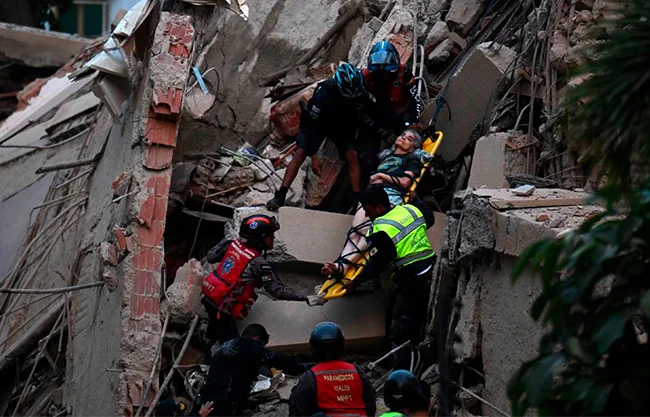 Un sismo de 7.1 grados, seguido de una réplica de 7.5, dejó edificios colapsados en Caracas; continúan labores de búsqueda entre los escombros.