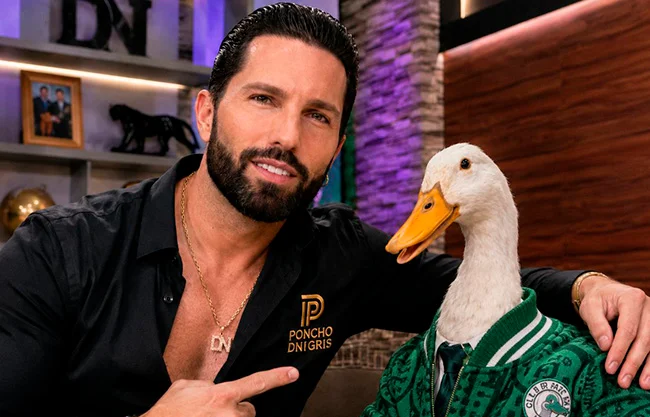 Entre críticas y señalamientos, Poncho pasó de criticar la fama del Pato Merlín a ofrecer medio millón de pesos por él