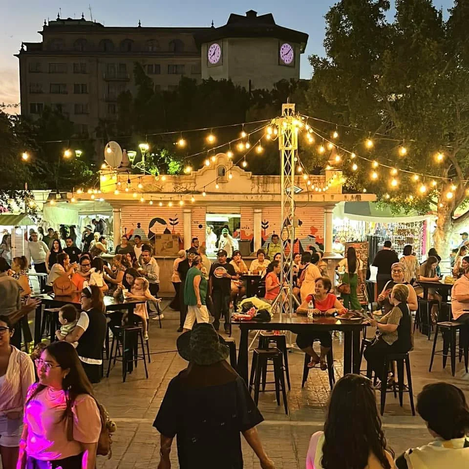 Vive una noche cultural gratuita en el Museo Arocena este viernes con música, foodtrucks y exposiciones nocturnas para toda la familia.