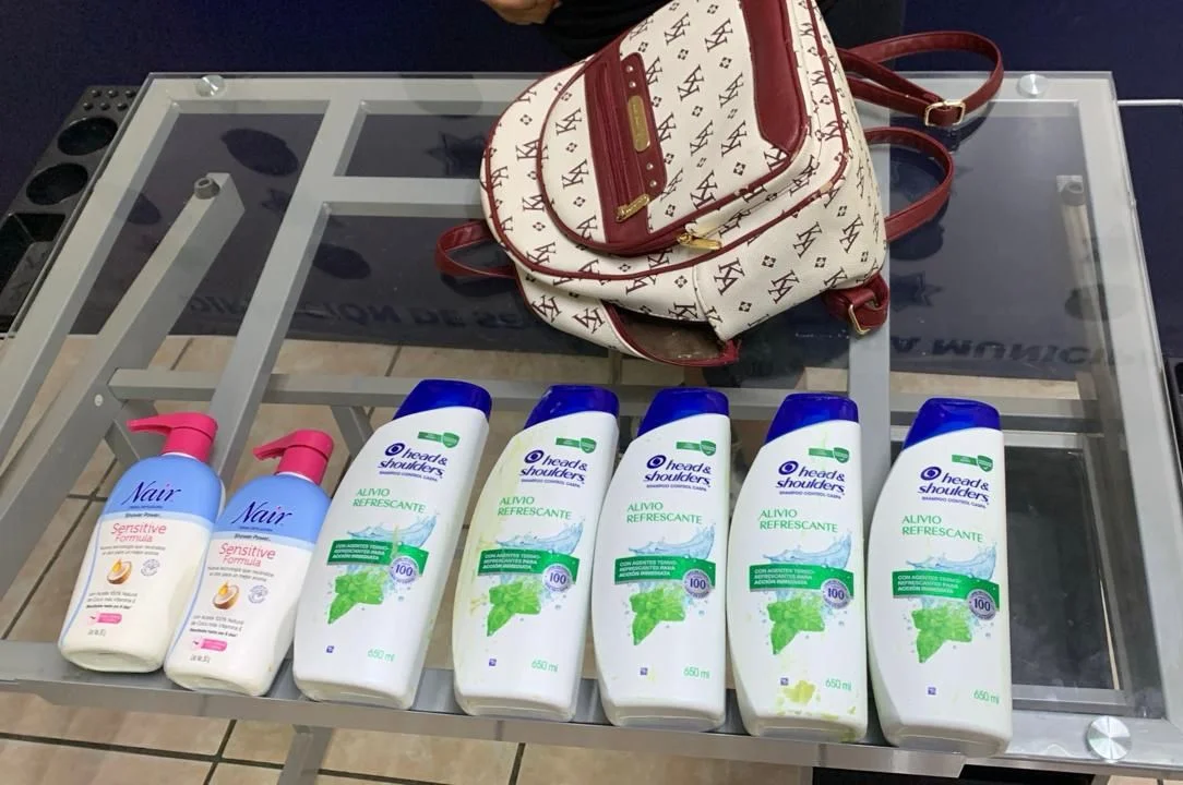 Policía detiene a mujer por robo a comercio en Soriana Fuentes de Torreón