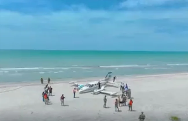 VIDEO: Aterrizaje de emergencia en plena Playa del Carmen, los 7 pasajeros salieron ilesos
