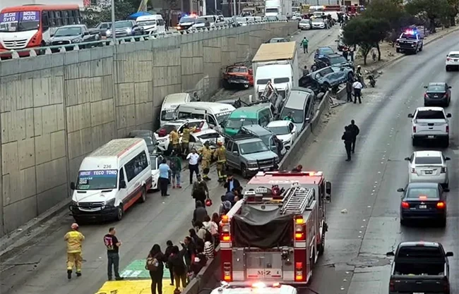 Choca tráiler contra 34 vehículos en Tijuana; hay 30 heridos