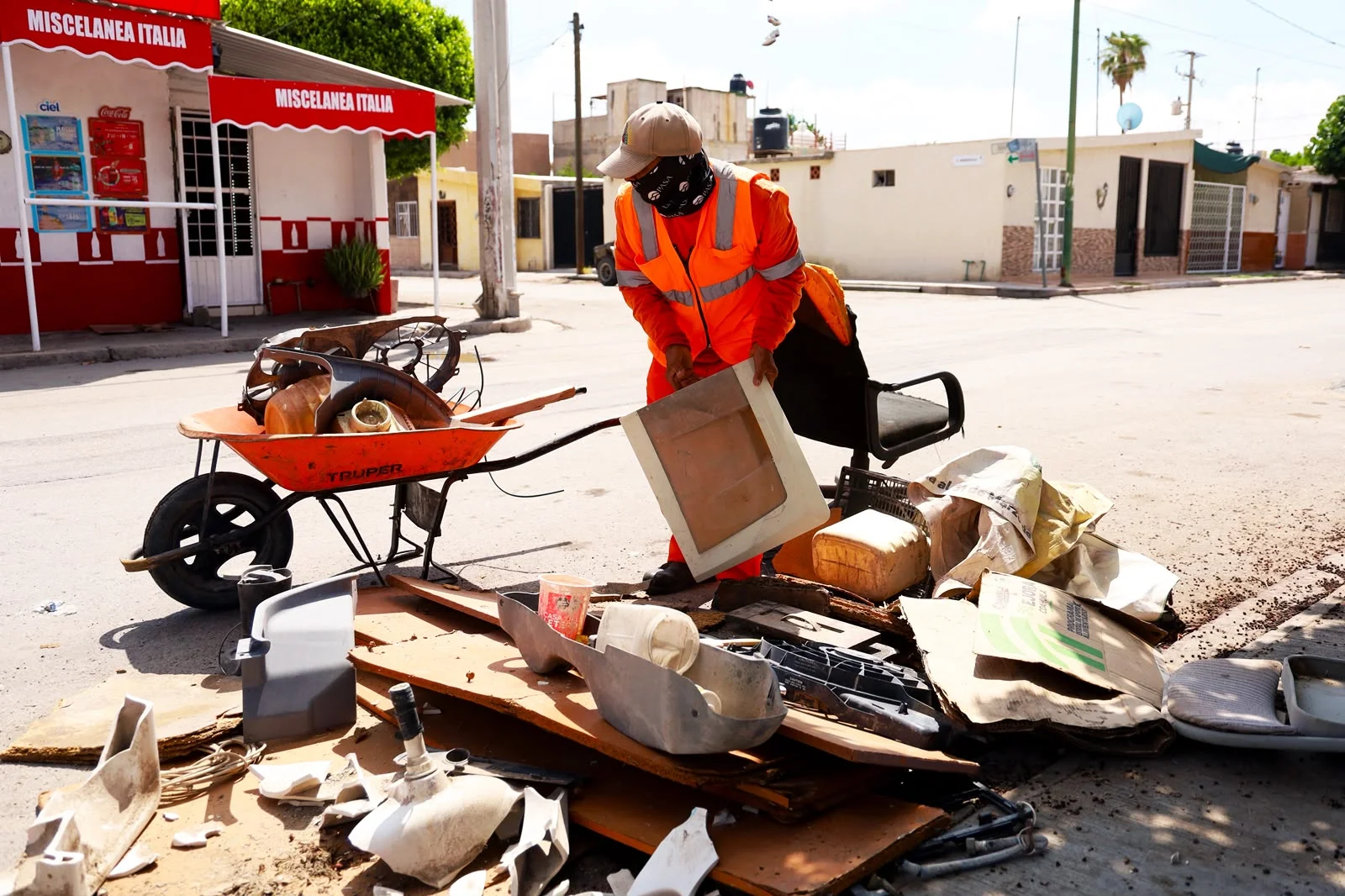 Retiran 15 toneladas de cacharros en la colonia Las Dalias para prevenir focos de infección