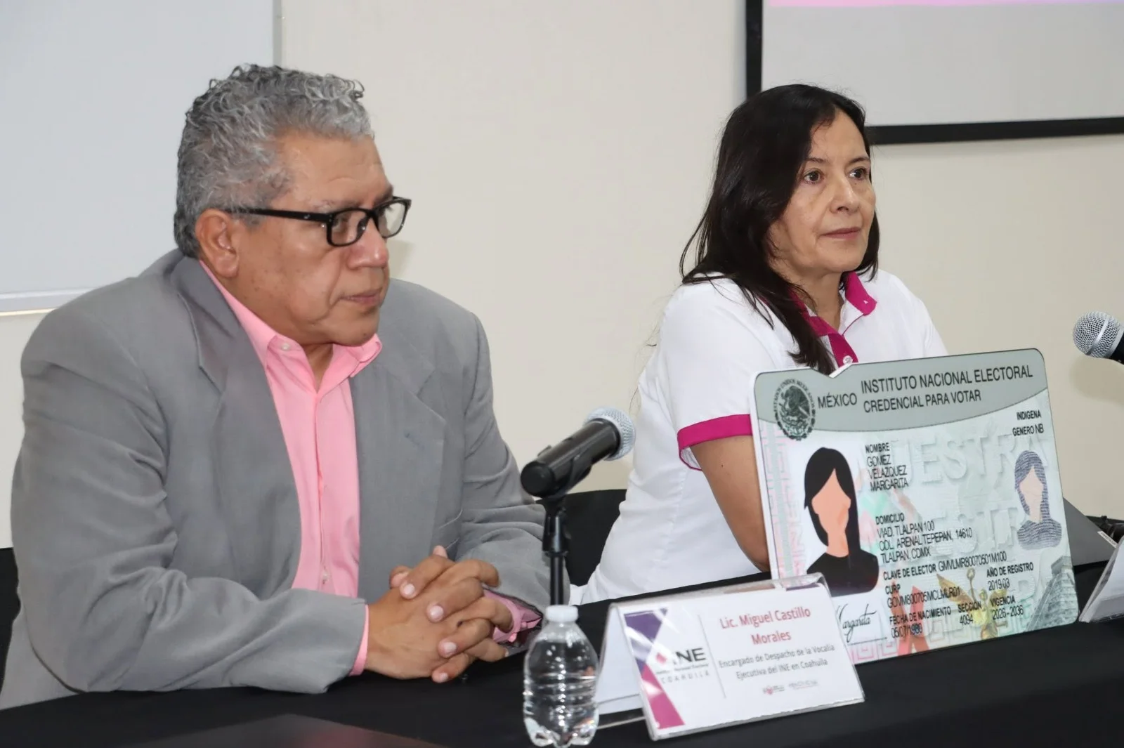 El INE presenta nueva credencial con hologramas, QR y microtextos; más segura e incluyente. Vigentes las actuales.