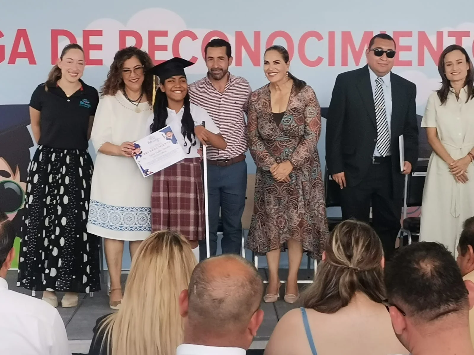 21 niños y jóvenes con discapacidad visual, apoyados por Ver Contigo, celebraron su graduación desde preescolar hasta universidad, un logro inclusivo.