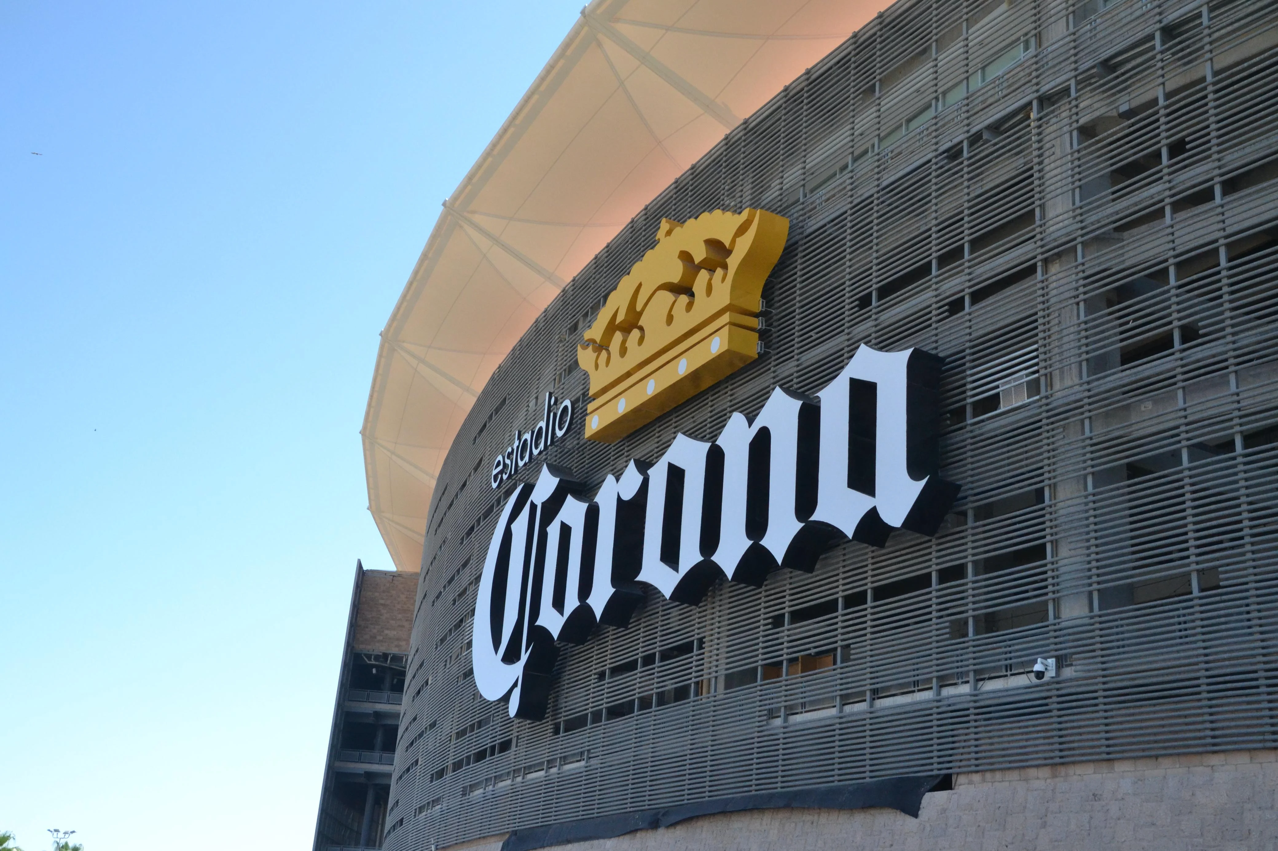 TSM invierte en paneles solares y modernización del Estadio Corona para fortalecer la experiencia de aficionados y la sostenibilidad.