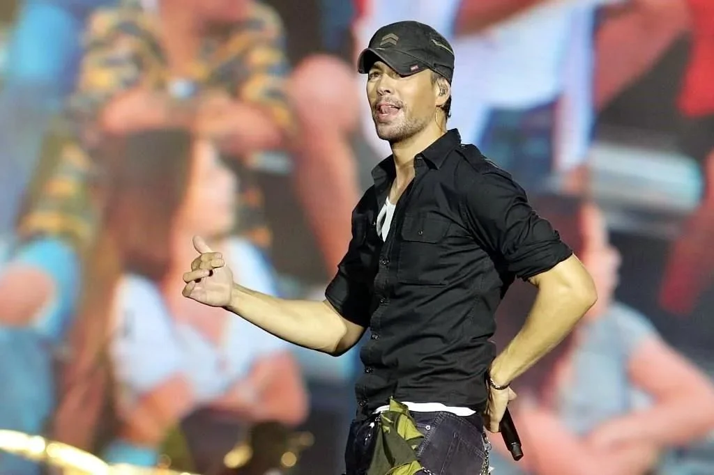 Enrique Iglesias no fue un "perdedor", más bien se ganó a pulso y con su fiel entrega una poderosa ovación proveniente de una multitud conformada por 110 mil personas que se congregaron en el Fan Fest Monterrey para verlo triunfar