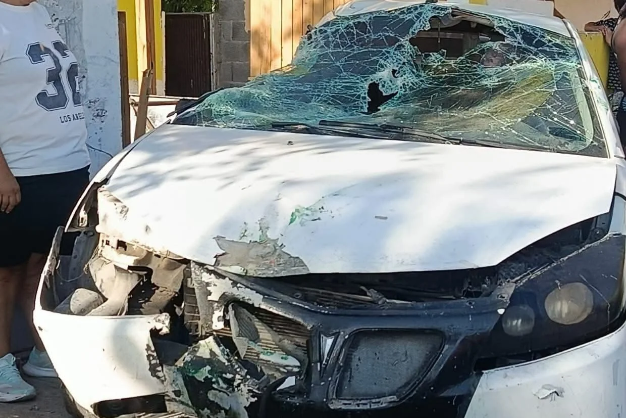 Lo persiguen y termina volcado en su vehículo, en Torreón