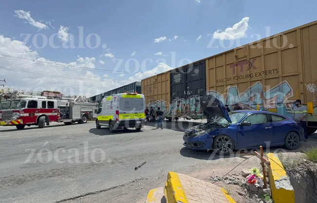 Al no lograr frenarse en un cruce ferroviario, un conductor provocó un choque contra el tren