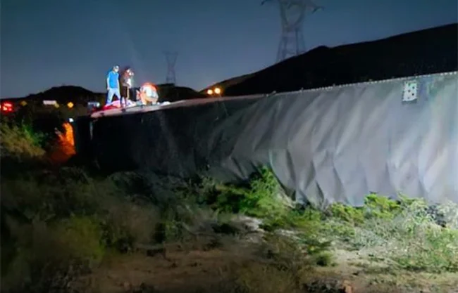 Vuelca tractocamión con productos de limpieza en la carretera Saltillo-Monterrey, en García