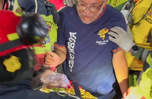 Un niño de 12 años fue rescatado tras 122 horas bajo los escombros en Venezuela; el emotivo reencuentro con su padre se convirtió en símbolo de esperanza.