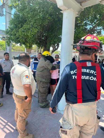 Protección Civil auxilia a mujer en crisis emocional y evita una situación de riesgo en Torreón