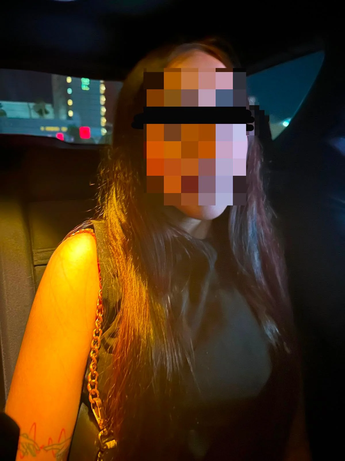 Mujer detenida en tienda Zara de Galerías Laguna por presunto robo de mercancía; elementos de Seguridad Pública atendieron el reporte.