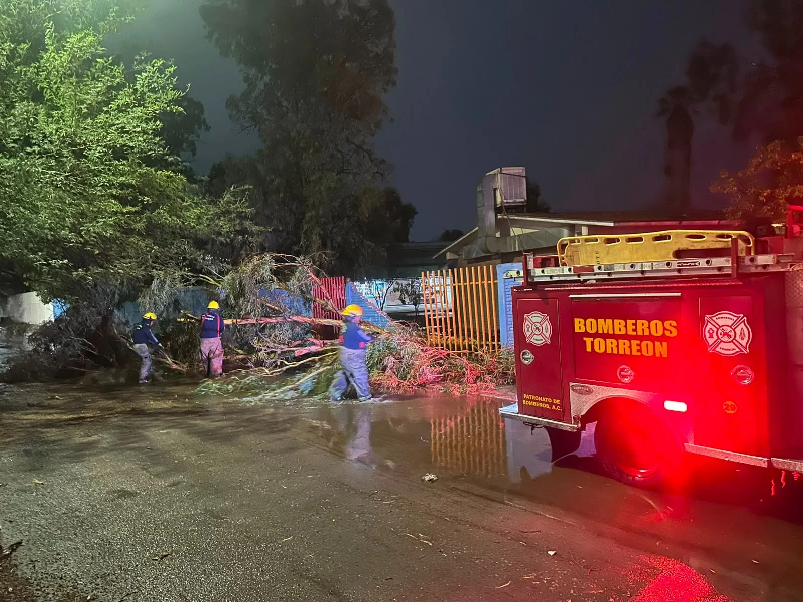 Lluvia de 17.2 mm en Torreón: colonias oriente y sur presentan encharcamientos. Protección Civil monitorea laguna y pronostica más precipitaciones.