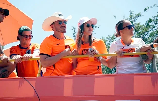 Denuncian a Samuel y Mariana por promoción en Mundial de su partido con fondos públicos