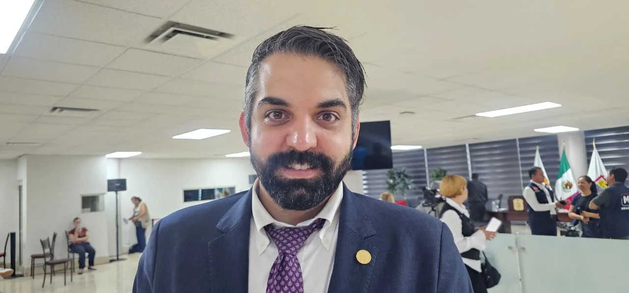 Attolini critica regreso de Riquelme a alcaldía de Torreón; lo ve como oportunidad perdida para renovación política pese a cumplir requisitos.