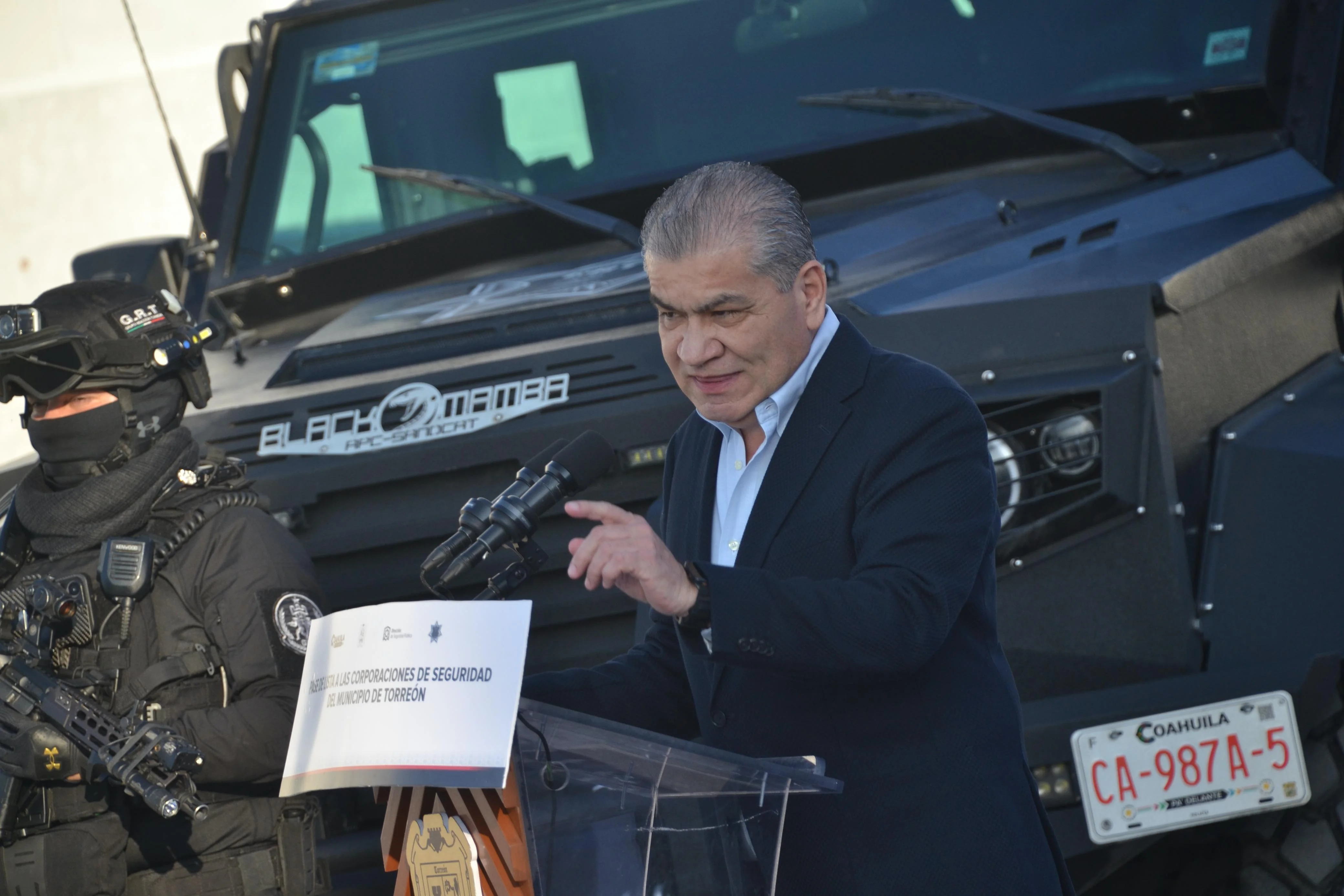 Alcalde de Torreón respalda a policías y prioriza seguridad como eje de su gobierno en primer acto oficial.