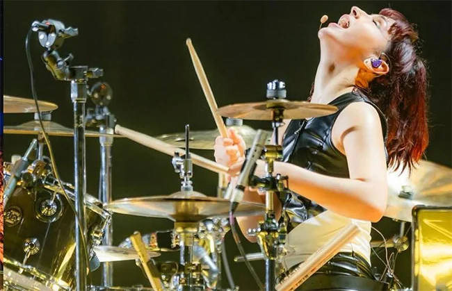 Poco tiempo después del evento, la misma baterista publicó una historia en su cuenta de Instagram donde explicó lo sucedido