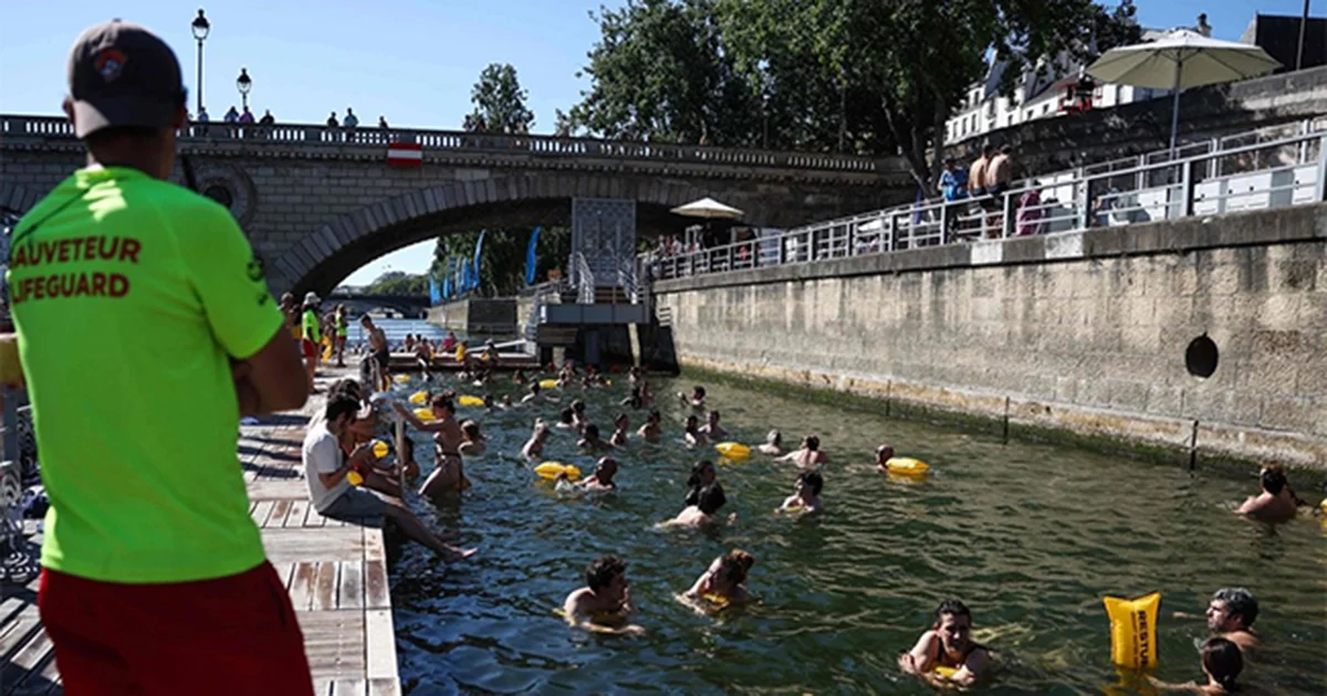 Para combatir las recientes temperaturas sofocantes, el Ayuntamiento de París reabrió oficialmente el baño público en tres zonas gratuitas y vigiladas
