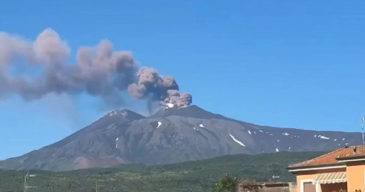 Debido a la actividad eruptiva del Etna y a su emisión de ceniza volcánica se cerró parcialmente el espacio aéreo de Sicilia