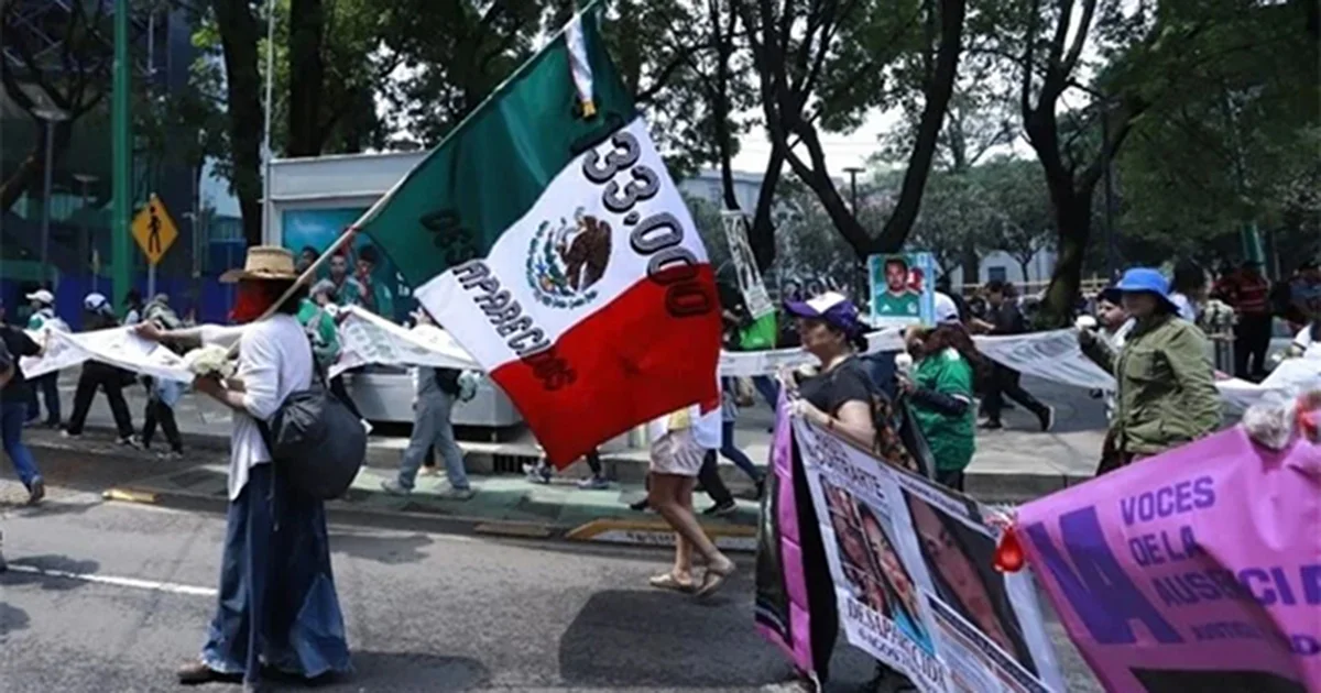 Colectivos de familiares protestan en inmediaciones del Ángel de la Independencia para denunciar la crisis de desaparecidos en el País