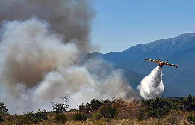 Los equipos de emergencia de Francia, España y Portugal mantienen una intensa batalla contra el fuego mientras persisten las condiciones extremas.