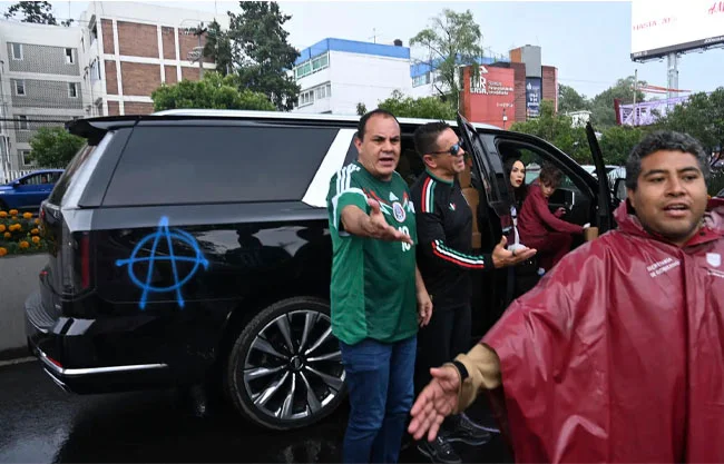 Pintan camioneta de Cuauhtémoc Blanco y lo reciben con gritos de “asesino”