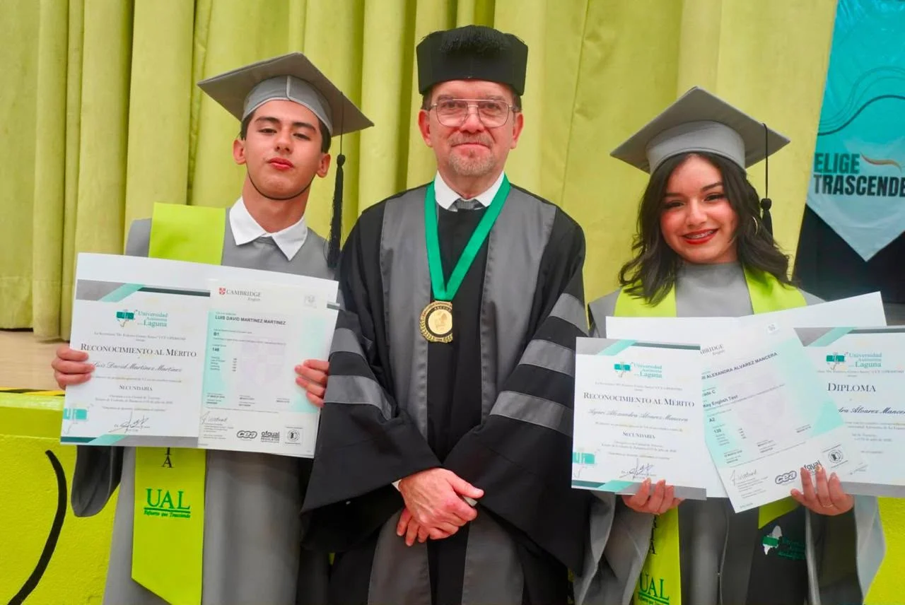 Tres jóvenes concluyen sus estudios con apoyo de becas del DIF Torreón