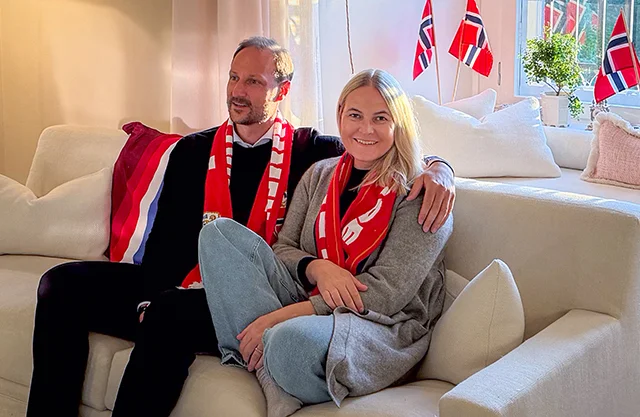 Mette-Marit de Noruega reapareció tras su trasplante de pulmón. Desde el hospital celebró junto al príncipe Haakon el triunfo de Noruega sobre Brasil en el Mundial 2026.