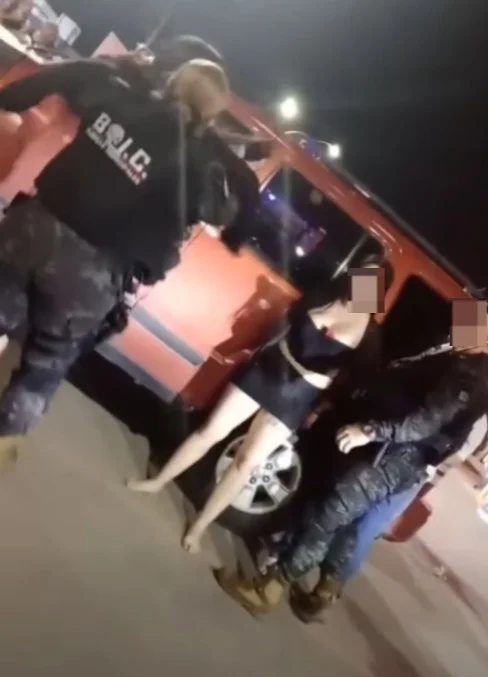 Riña afuera de bar “La Chula” en Torreón: mujeres se enfrentan a golpes e insultan a policías. Video viral.