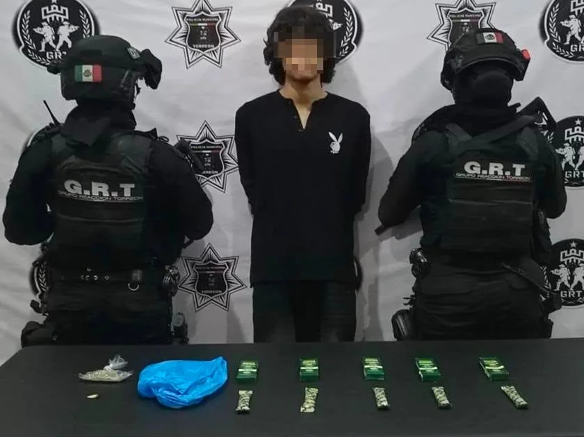 Joven detenido en Torreón con droga y vapeadores ilegales; agredió a policías durante el operativo en Villas Zaragoza.