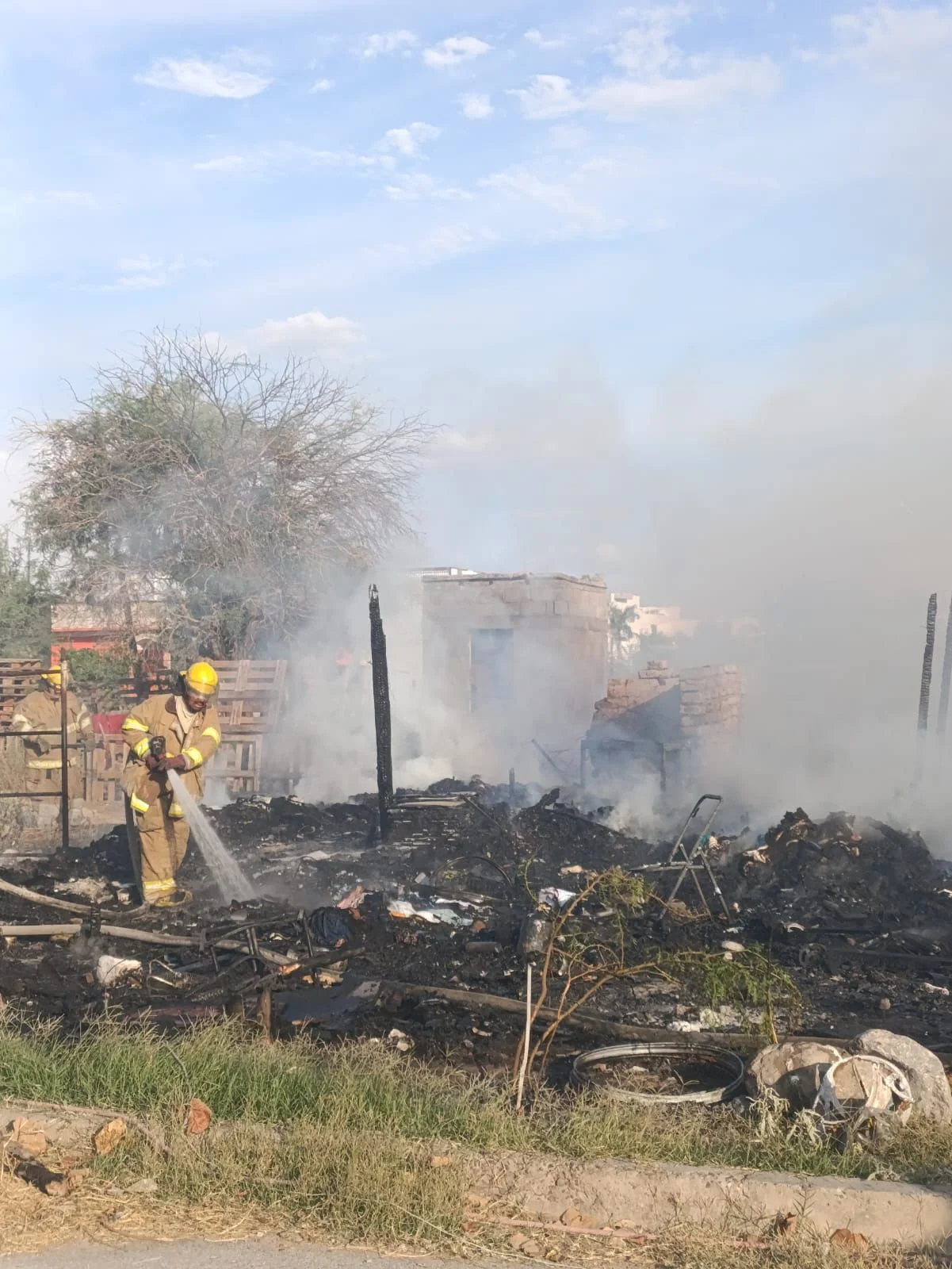 Incendio consume jacal en Torreón; no hay heridos. Bomberos sofocan fuego en San Agustín.
