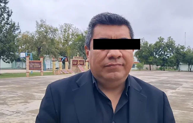 Víctor Manuel 'N', ex tesorero de Múzquiz durante la administración de Tania 'N', fue detenido la tarde de este lunes por elementos de la Agencia de Investigación Criminal al cumplimentarse una orden de aprehensión en su contra por presuntos actos de corrupción cuando estuvo al frente de la Tesorería Municipal en esa administración