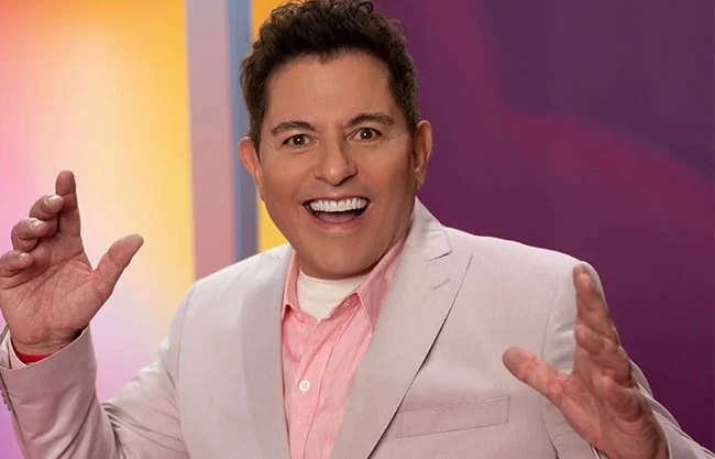 El actor de 66 años debuta en el reality tras días de pistas y especulación en redes.