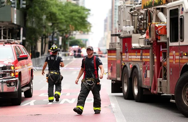 Evacúan calles y edificios en Manhattan tras doblarse columnas de un rascacielos en remodelación; bomberos movilizan 130 efectivos, sin heridos reportados.