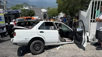 Conductor queda prensado tras chocar contra barda de jardín de niños en Monterrey