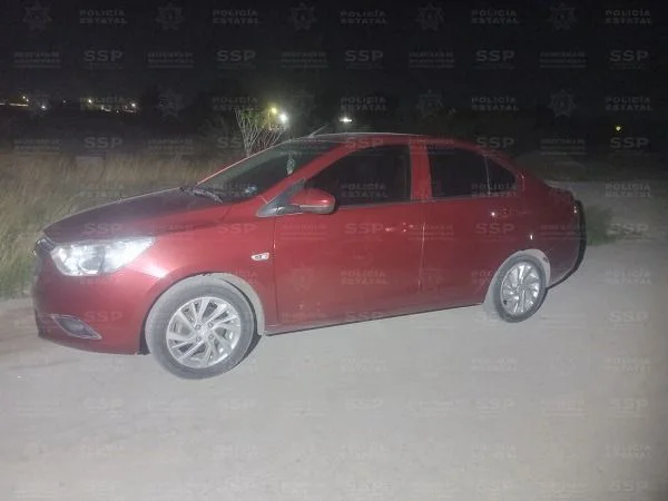 Dos ebrios detenidos en Gómez Palacio tras robo de auto en Torreón; la dueña los identificó.