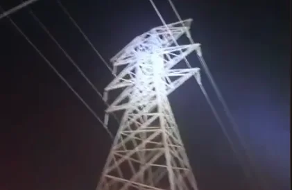 Ebrio sube a torre de CFE y es rescatado por bomberos en Gómez Palacio